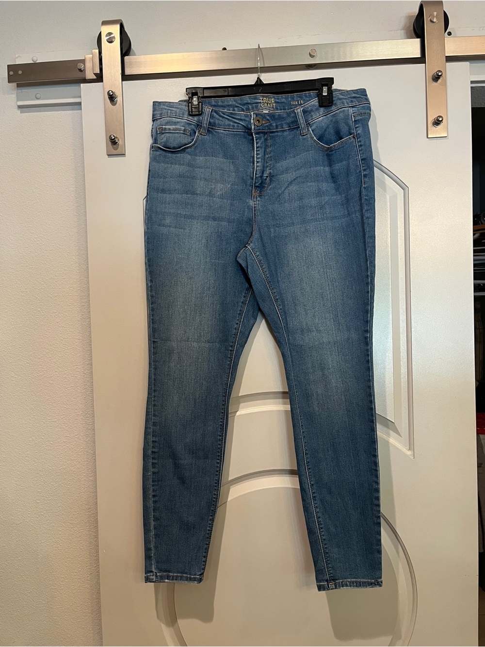 True Craft Skinny ankle Jeans in Medium Blue Wash. GUC!